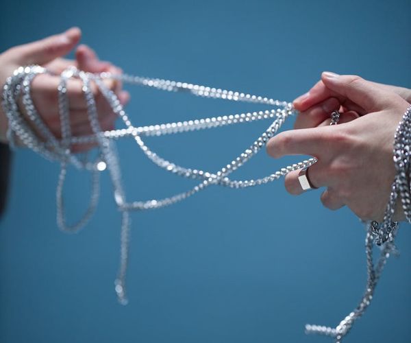 Abstract image symbolizing the connection between mind and body, with flowing lines.